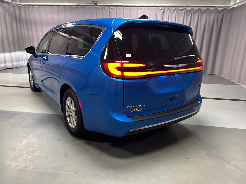 Used 2026 Chrysler Pacifica Select FWD image 5