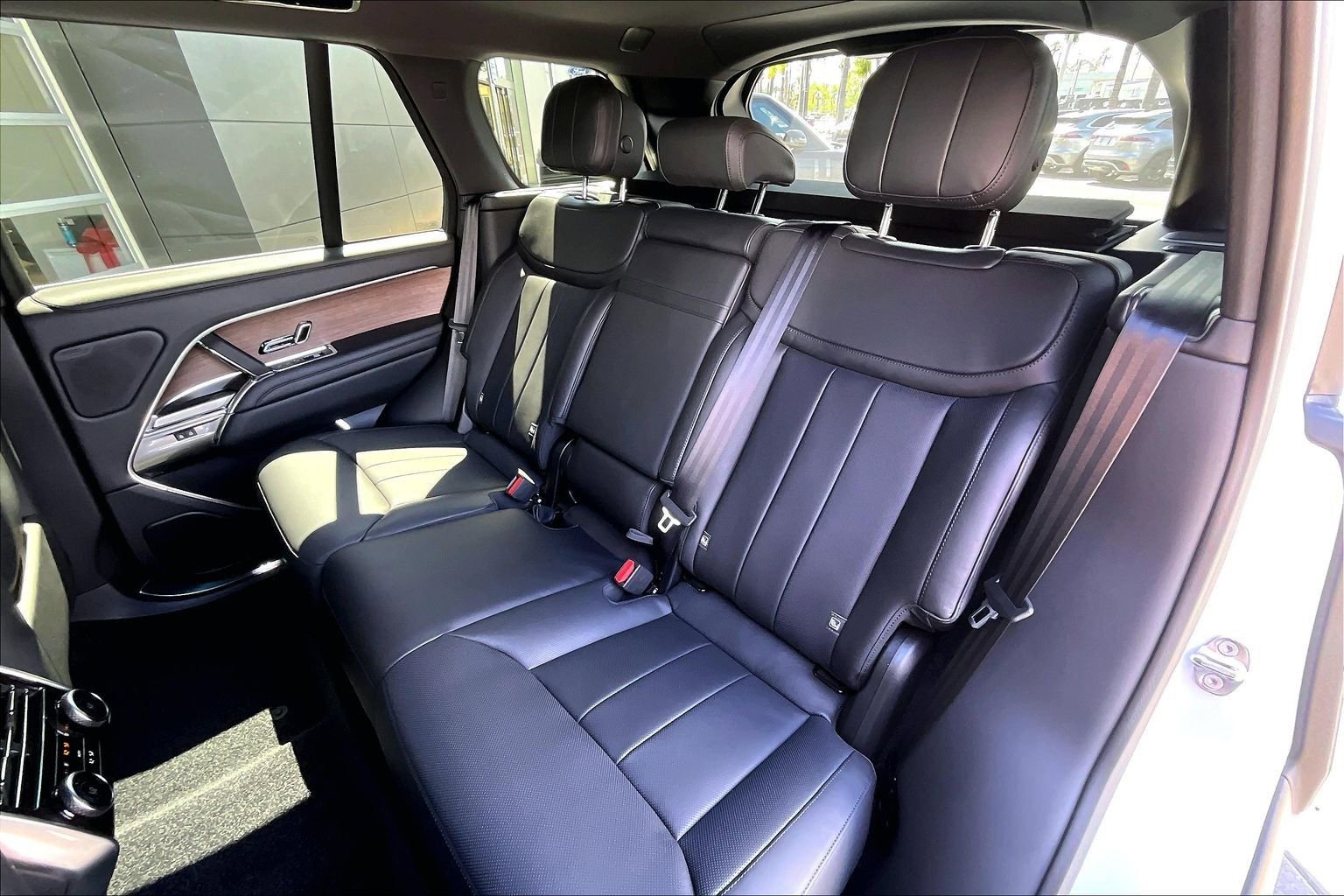 Used 2025 Land Rover Range Rover SE image 25