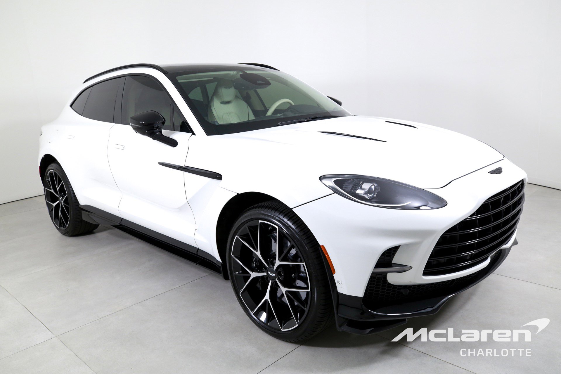 Used 2025 Aston Martin DBX 707 image 3