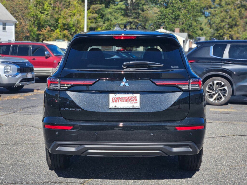 New 2025 Mitsubishi Outlander ES image 4