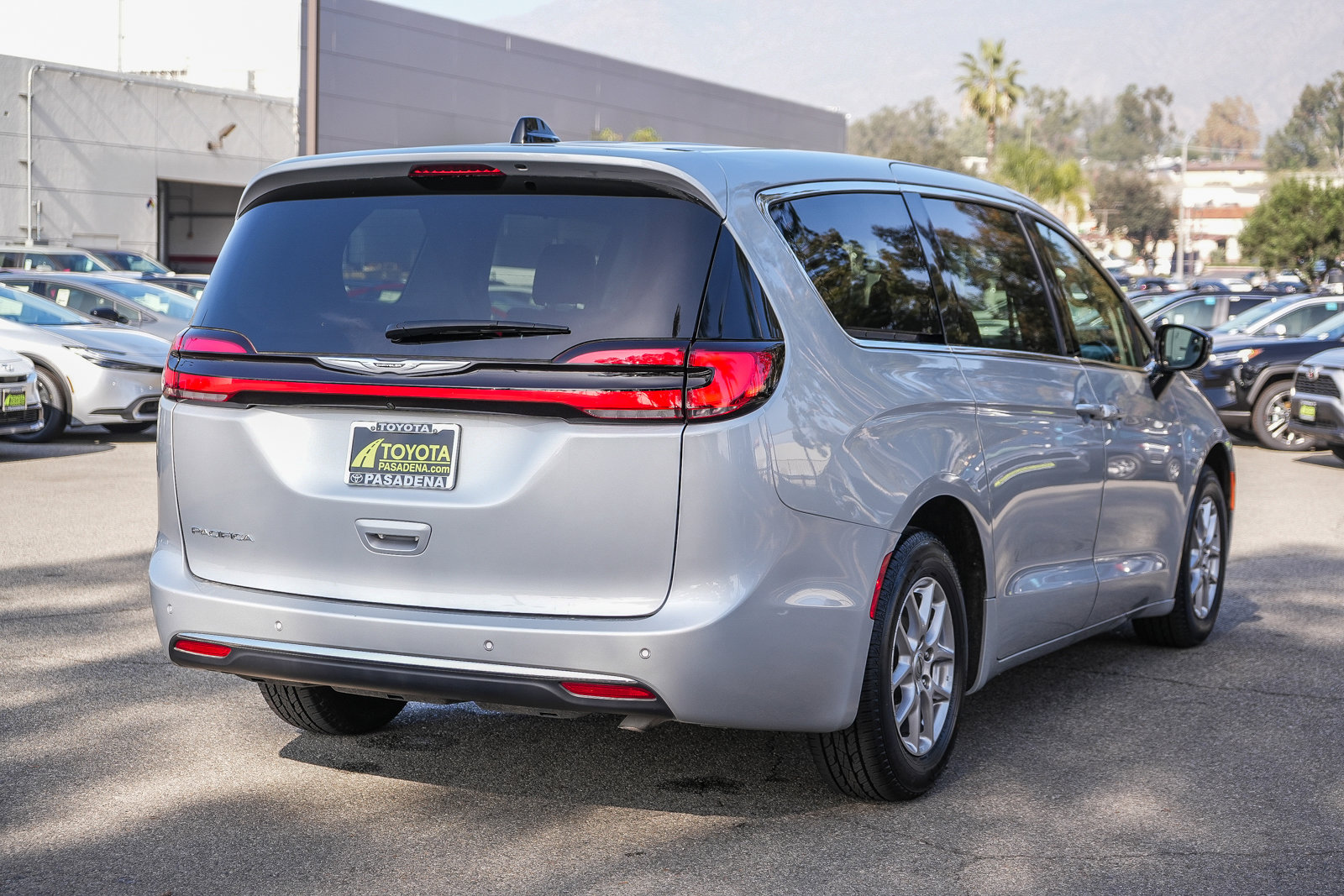 Used 2024 Chrysler Pacifica Touring-L image 6