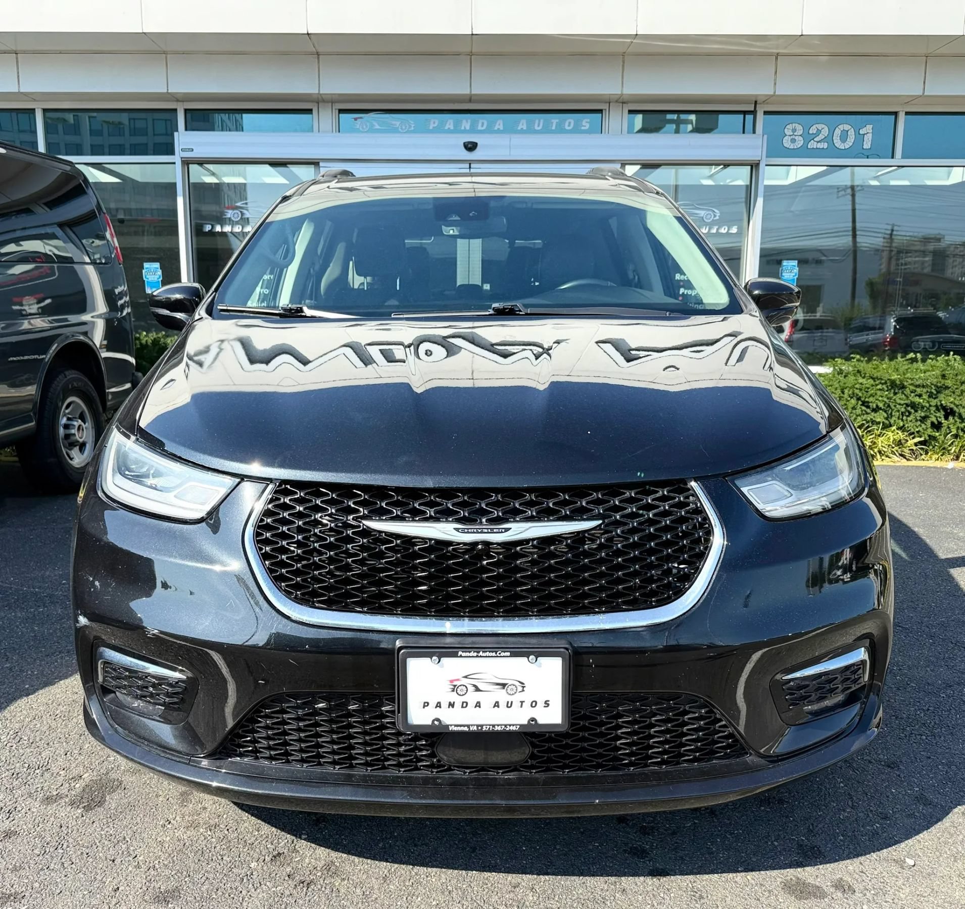 Used 2022 Chrysler Pacifica Touring-L FWD image 2