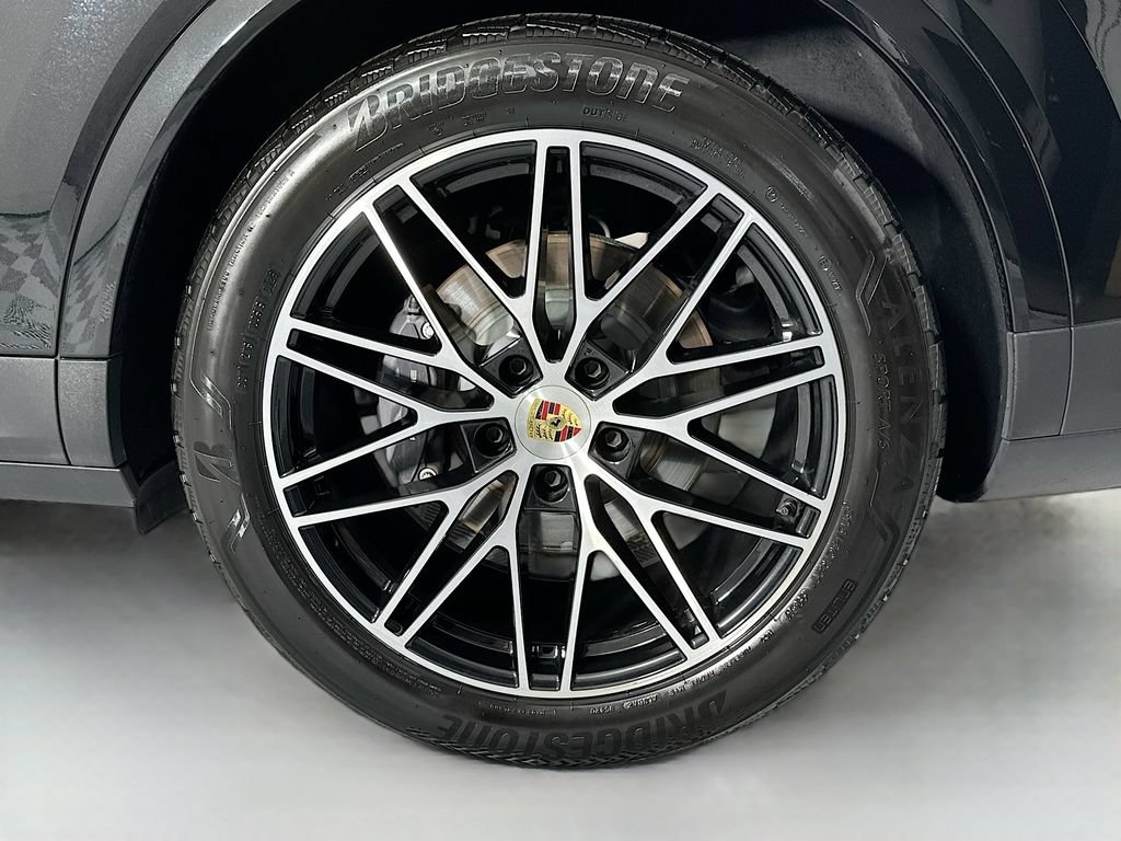 Certified 2024 Porsche Cayenne AWD/4WD image 33
