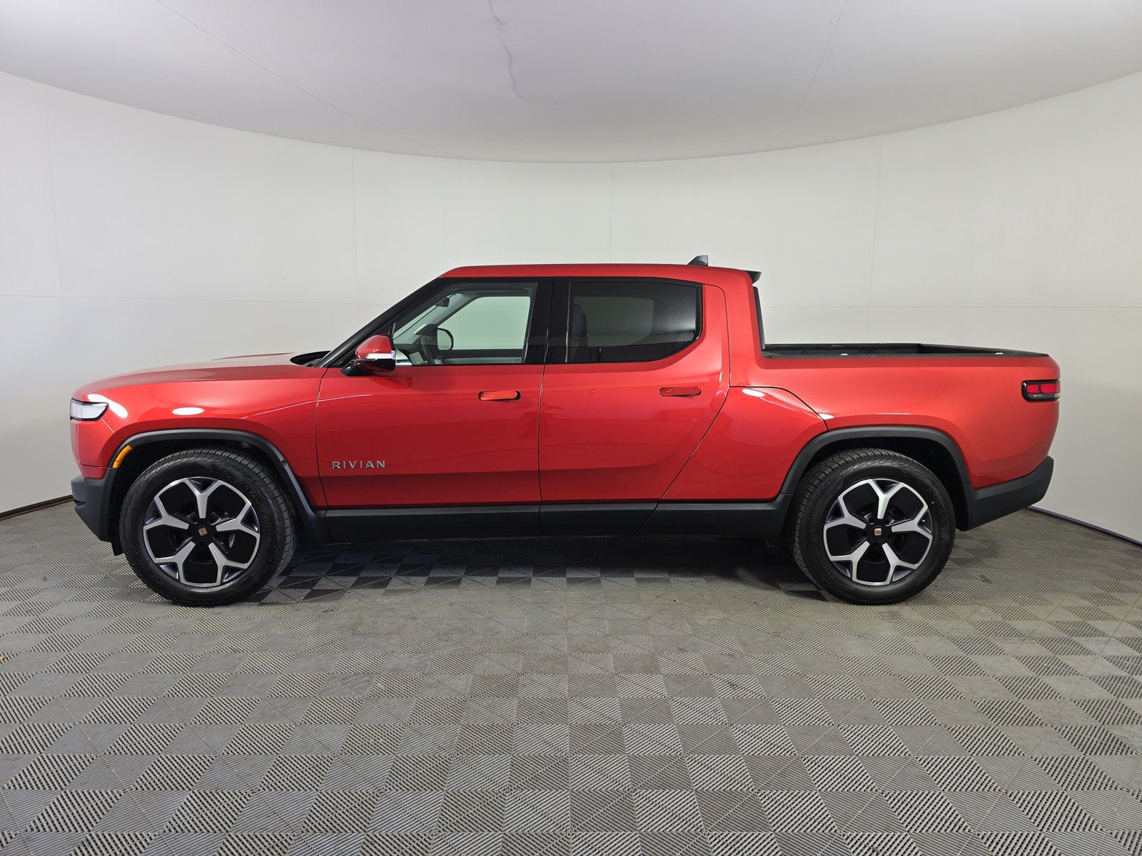 Used 2024 Rivian R1T Adventure AWD/4WD image 2