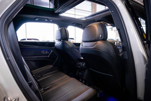 Used 2018 Bentley Bentayga image 24
