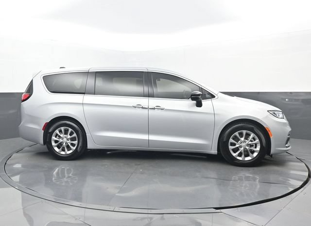 Used 2026 Chrysler Pacifica Limited FWD image 2