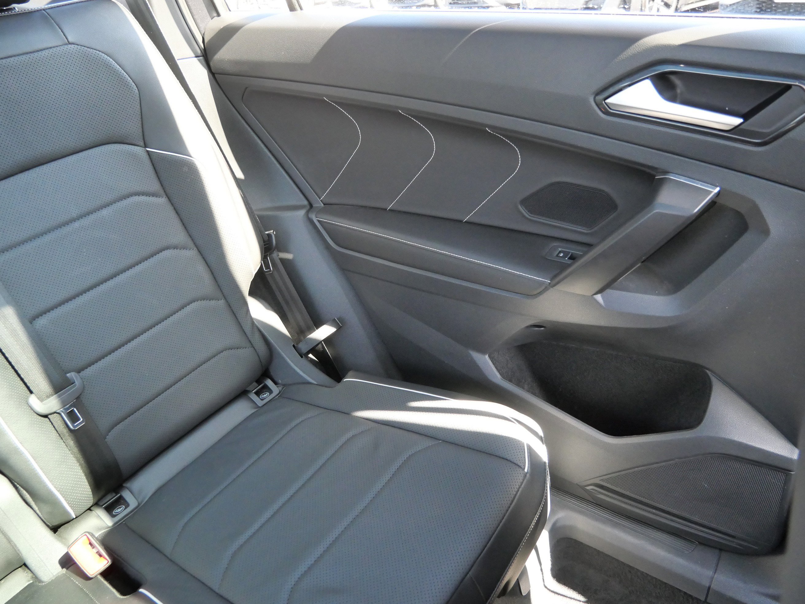 Used 2023 Volkswagen Tiguan SEL R-Line image 14