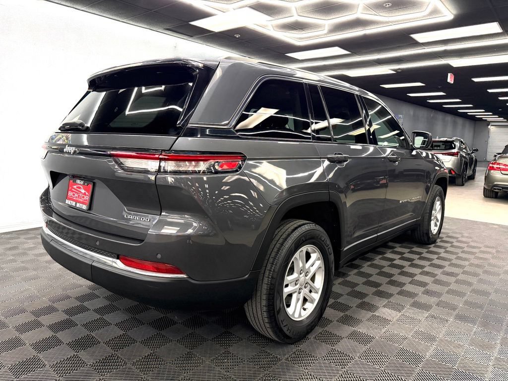 Used 2022 Jeep Grand Cherokee Laredo w/ Luxury Tech Group I RWD image 14