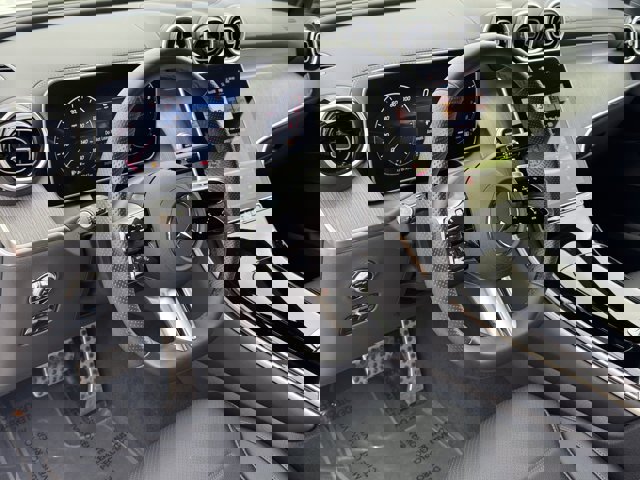 Used 2025 Mercedes-Benz GLC 300 4MATIC image 17