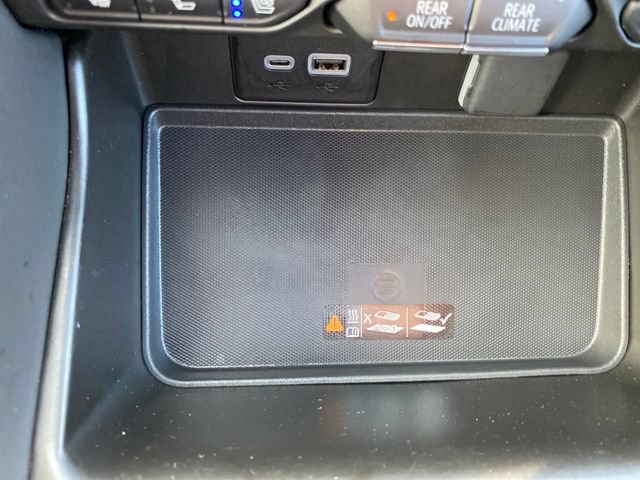 Used 2024 GMC Yukon AT4 w/ Technology Package AWD/4WD image 27