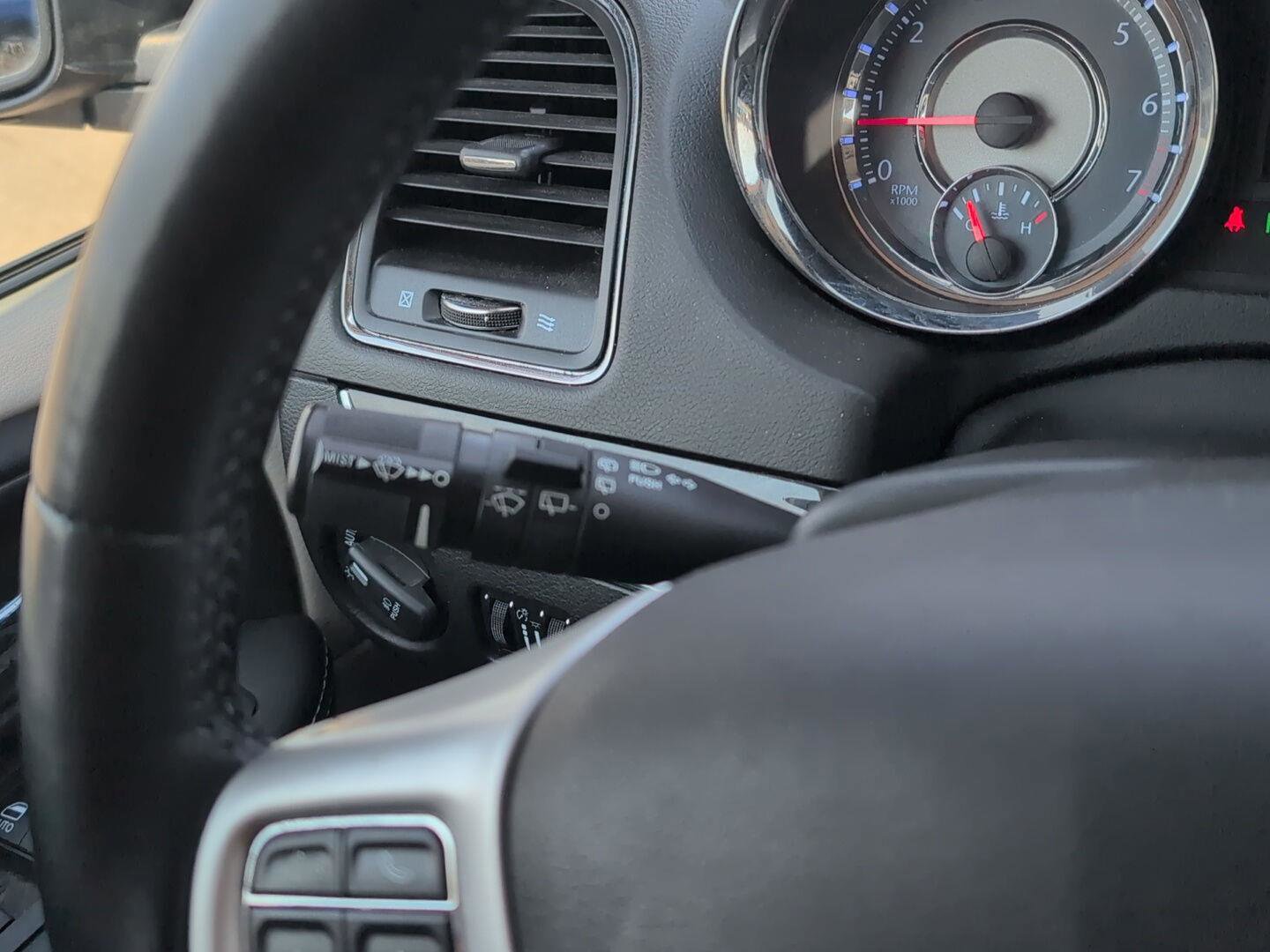 Used 2015 Chrysler Town & Country Touring-L w/ Driver Convenience Group image 24