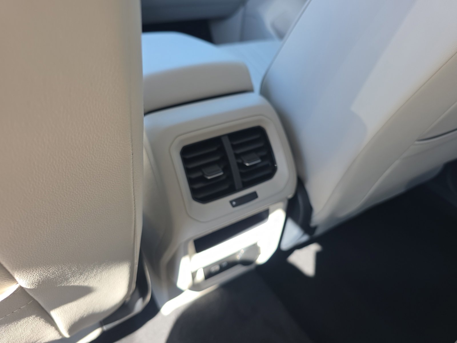 Used 2022 Volkswagen Tiguan SE image 32