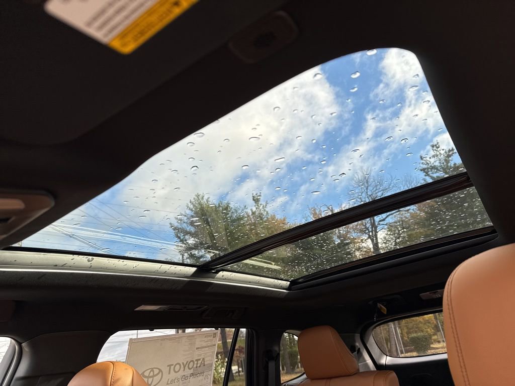 New 2025 Toyota Highlander Platinum image 10