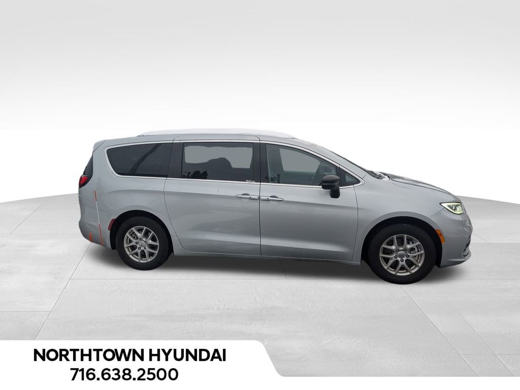 Used 2024 Chrysler Pacifica Touring-L image 3