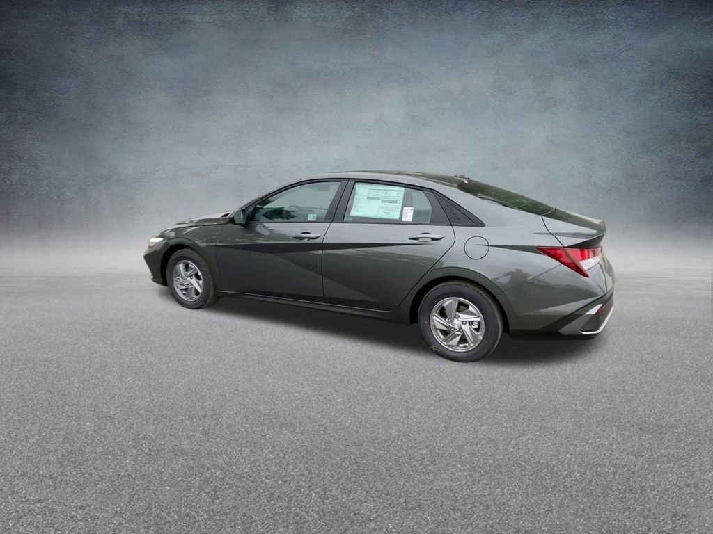 Used 2025 Hyundai Elantra SE image 16