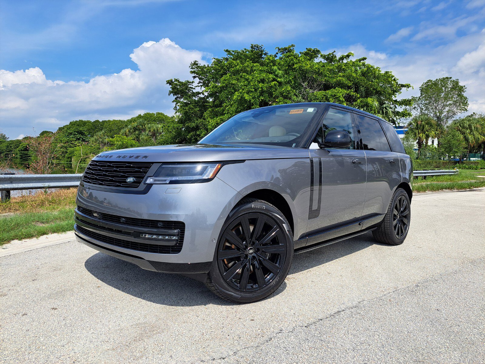 New 2025 Land Rover Range Rover SE