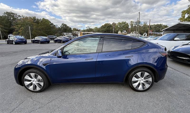 Used 2023 Tesla Model Y Long Range AWD/4WD image 2