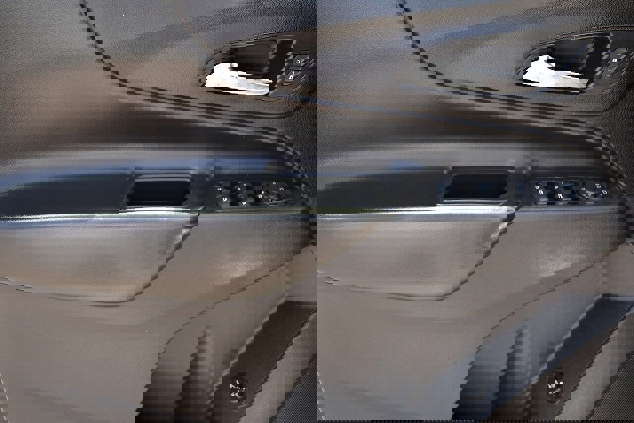 Used 2021 Chevrolet Equinox LT w/ Driver Convenience Package image 9