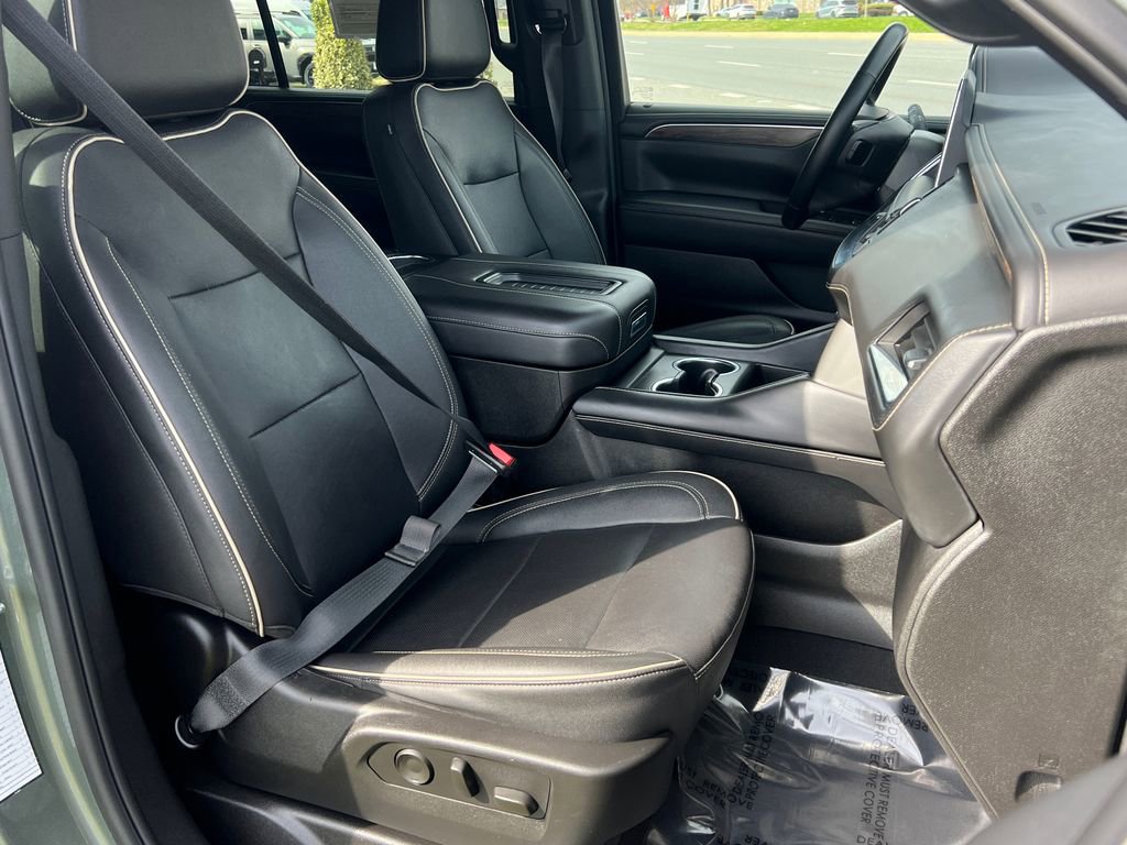 Used 2023 Chevrolet Suburban Premier image 12