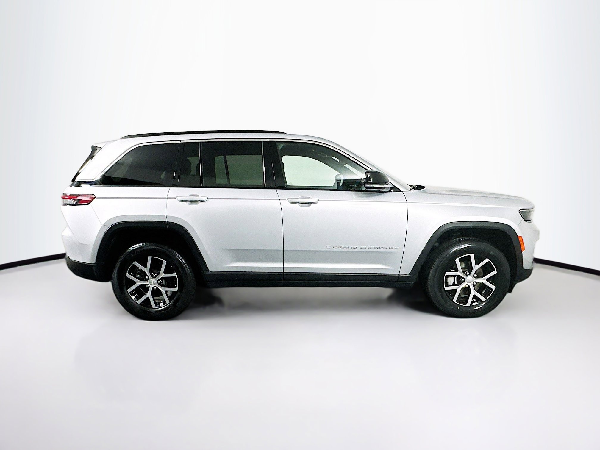 Used 2024 Jeep Grand Cherokee Limited image 10