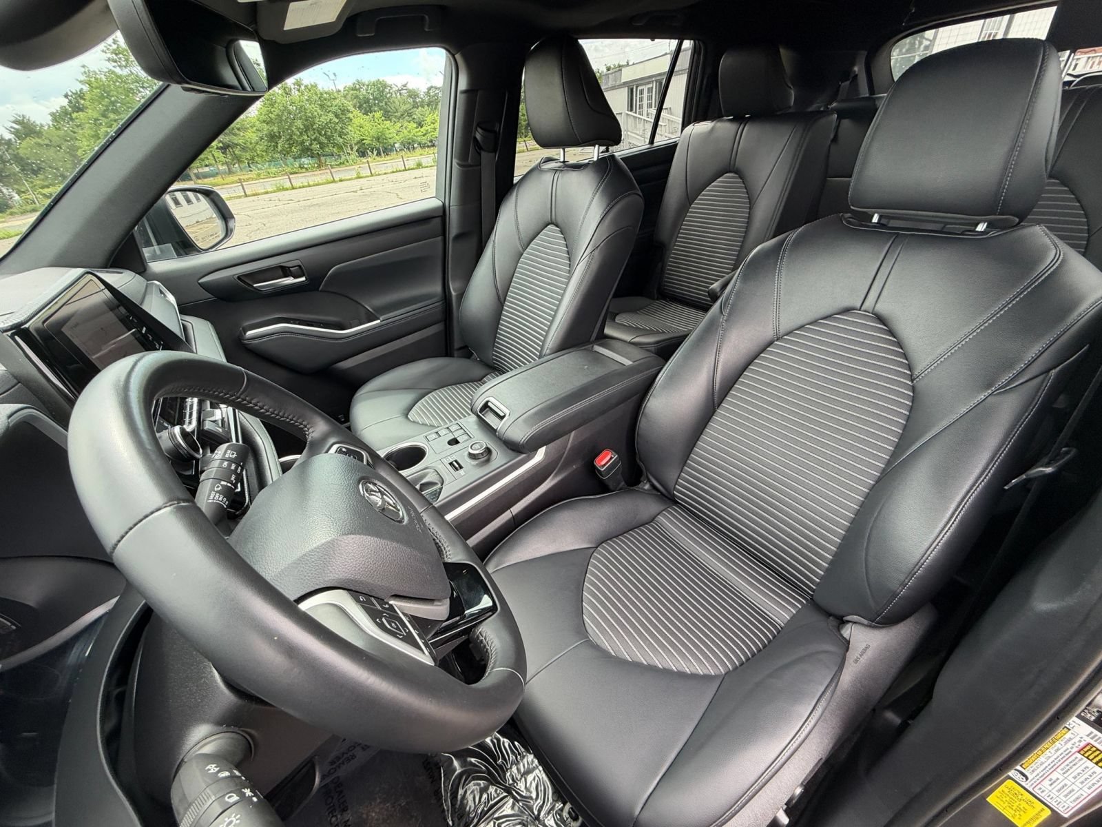 Used 2025 Toyota Highlander XSE AWD/4WD image 30