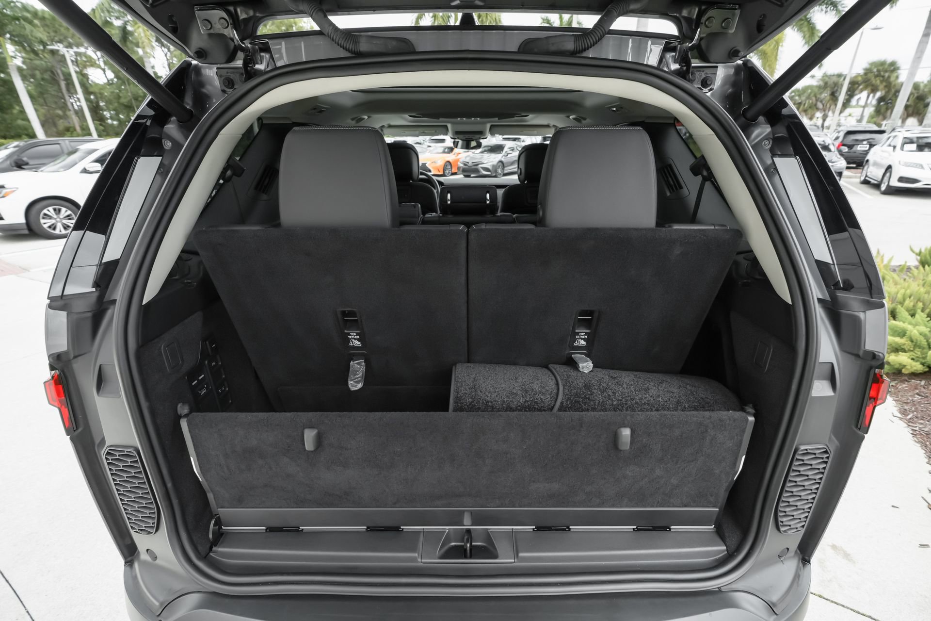 Used 2024 Land Rover Discovery S image 43