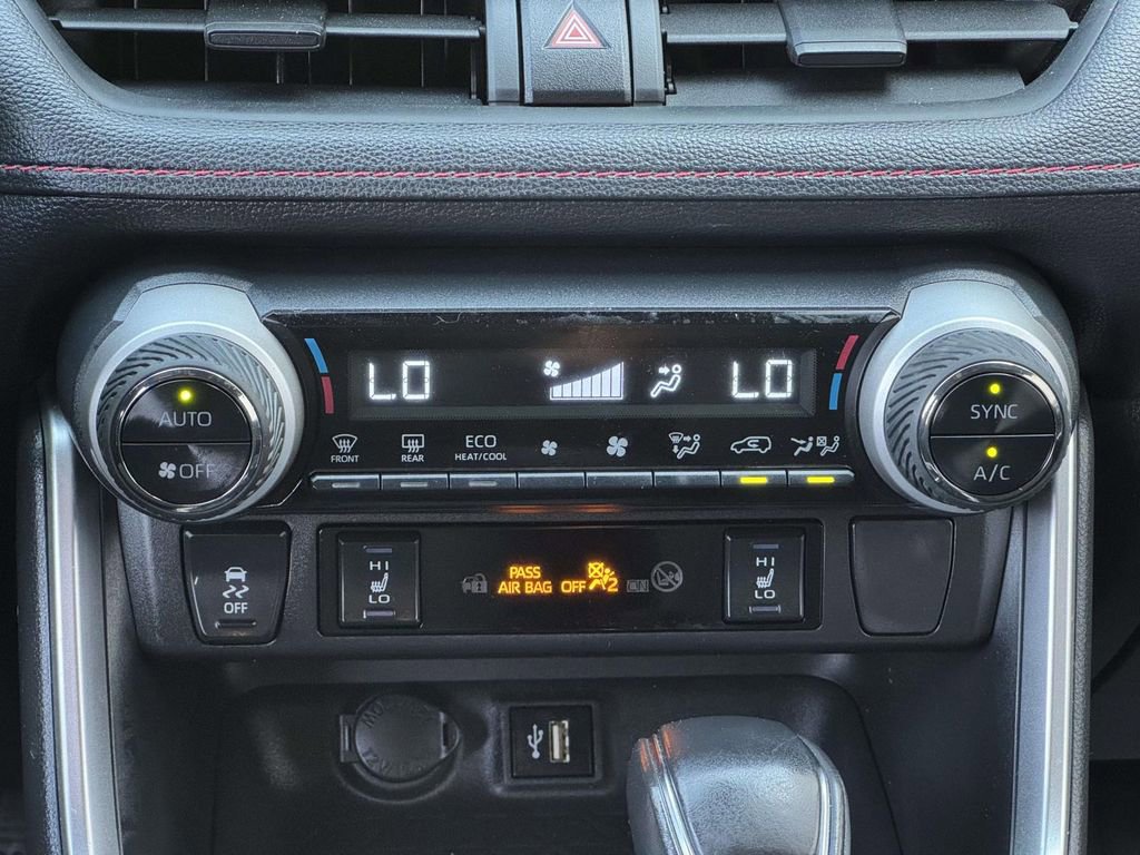 Used 2024 Toyota RAV4 SE w/ Weather & Moonroof Package image 5
