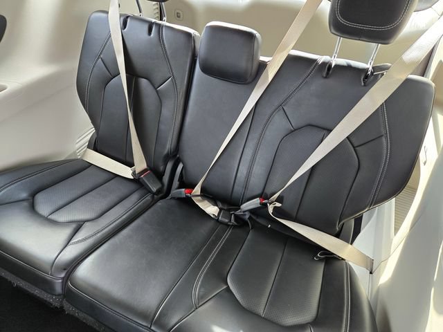 Used 2024 Chrysler Pacifica Touring-L FWD image 10