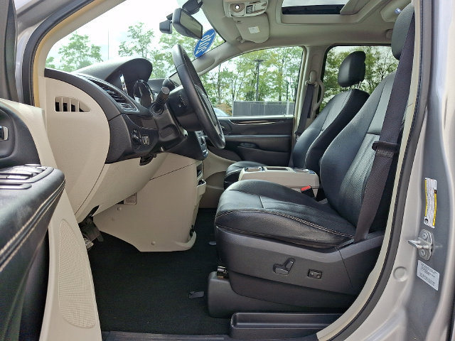 Used 2016 Chrysler Town & Country Touring-L FWD image 16