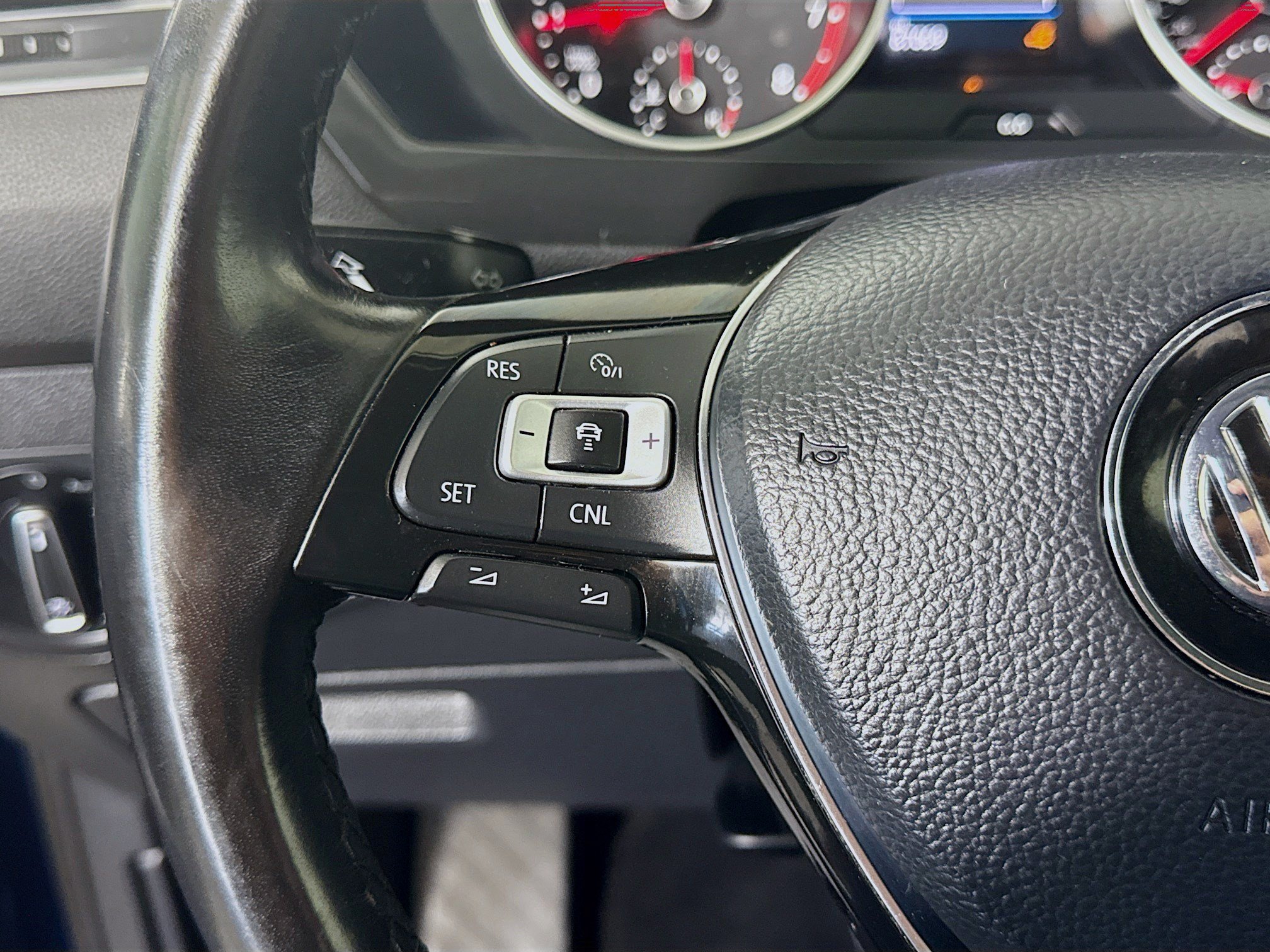 Used 2018 Volkswagen Tiguan SEL AWD/4WD image 14