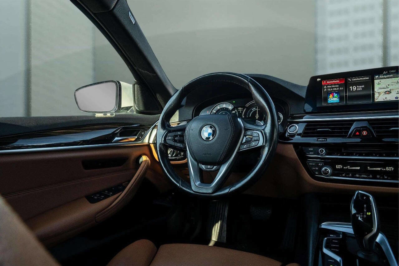 Used 2019 BMW 530e xDrive w/ Convenience Package image 26