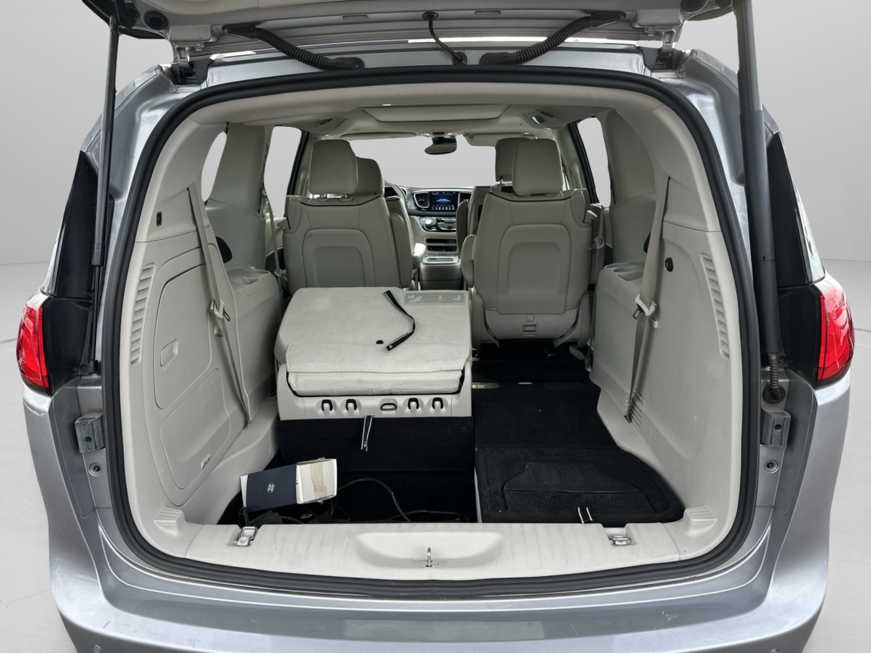Used 2018 Chrysler Pacifica Limited w/ Advanced Safetytec Group FWD image 18