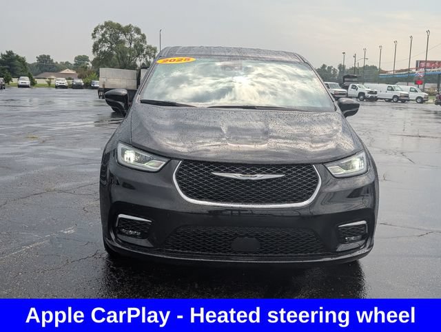Used 2025 Chrysler Pacifica Select FWD image 2