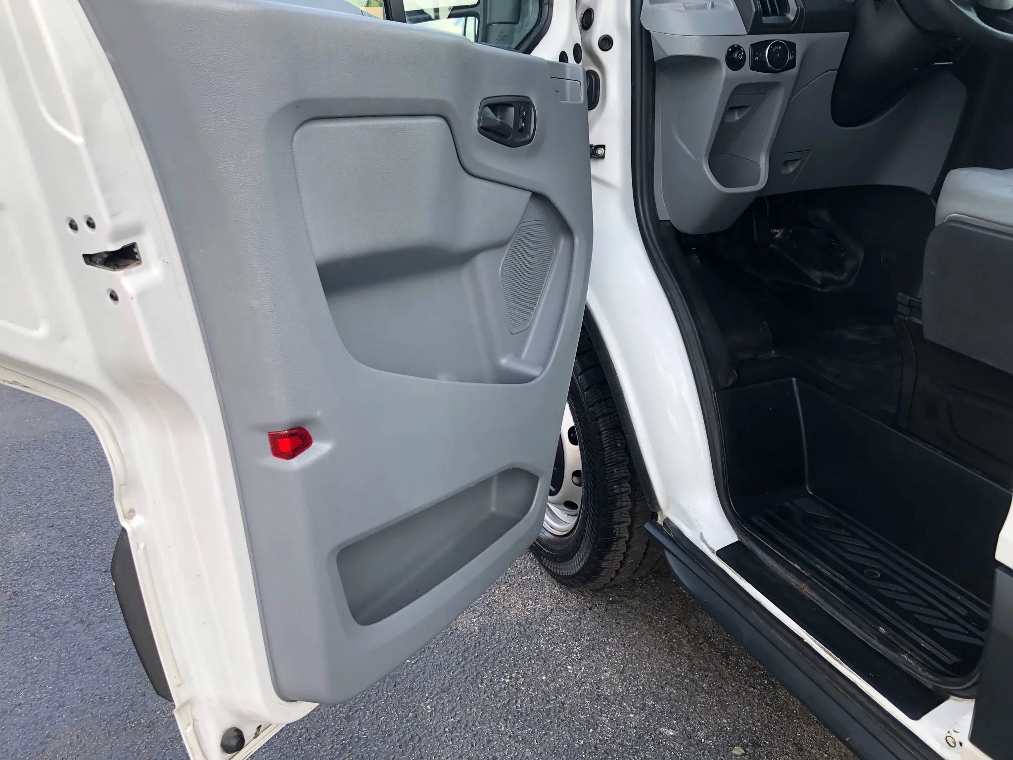 Used 2016 Ford Transit 150 XL image 9