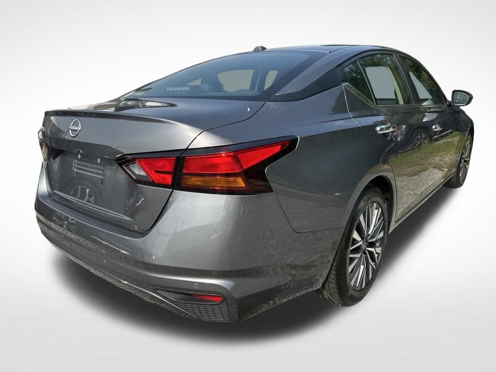 Used 2025 Nissan Altima 2.5 SV FWD image 8