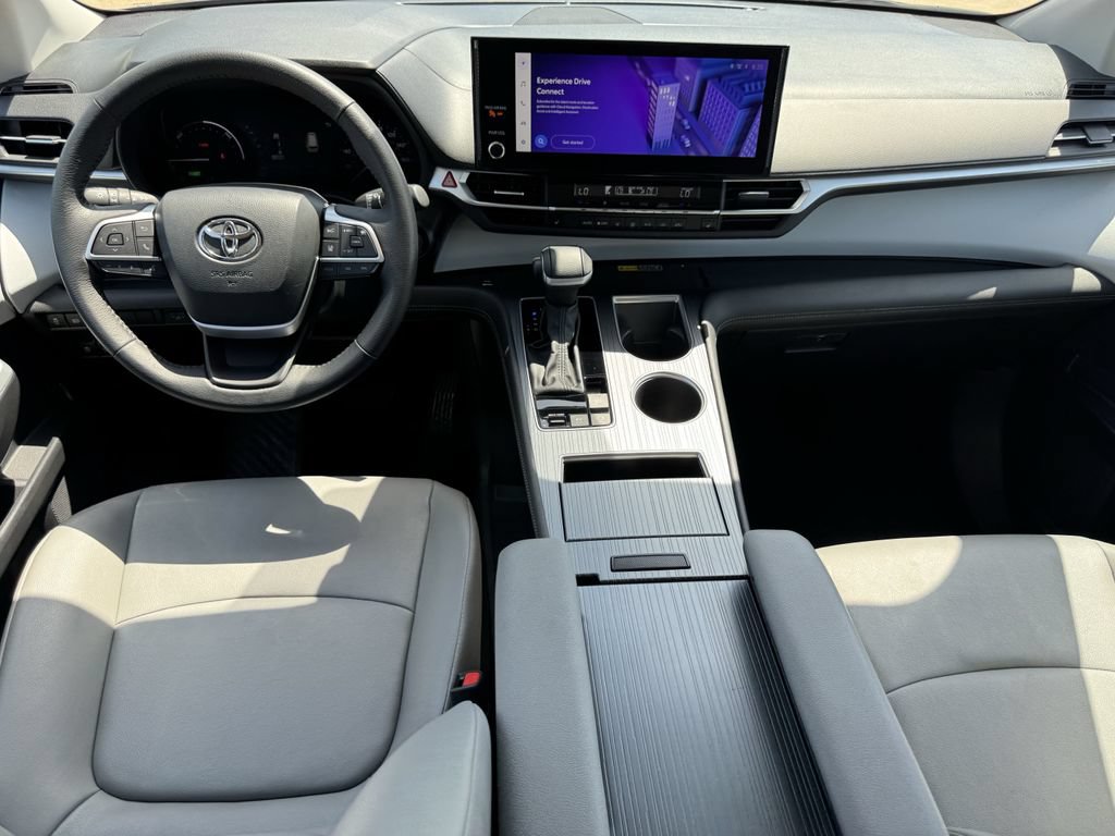 Used 2025 Toyota Sienna XLE FWD image 9