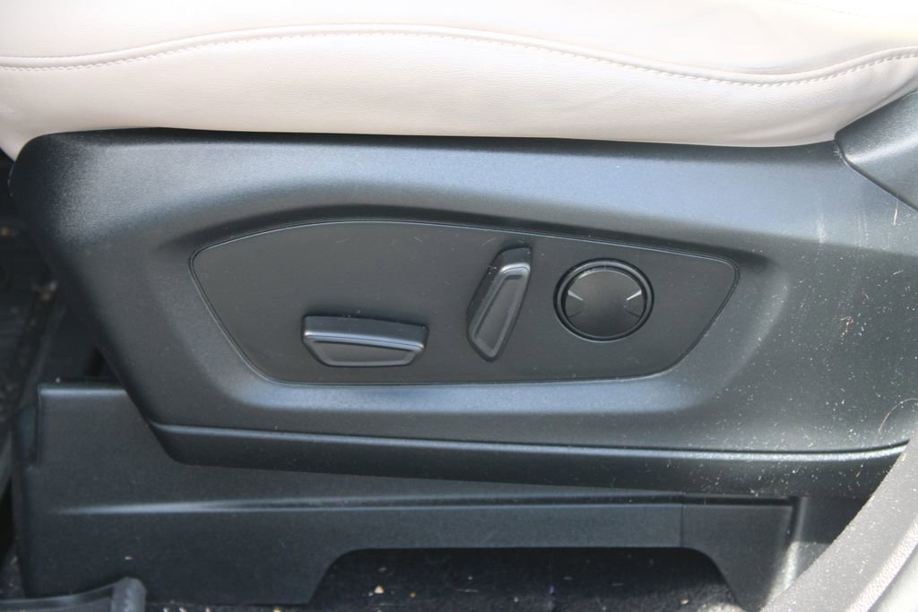 Used 2023 Ford Explorer XLT w/ Equipment Group 202A AWD/4WD image 16