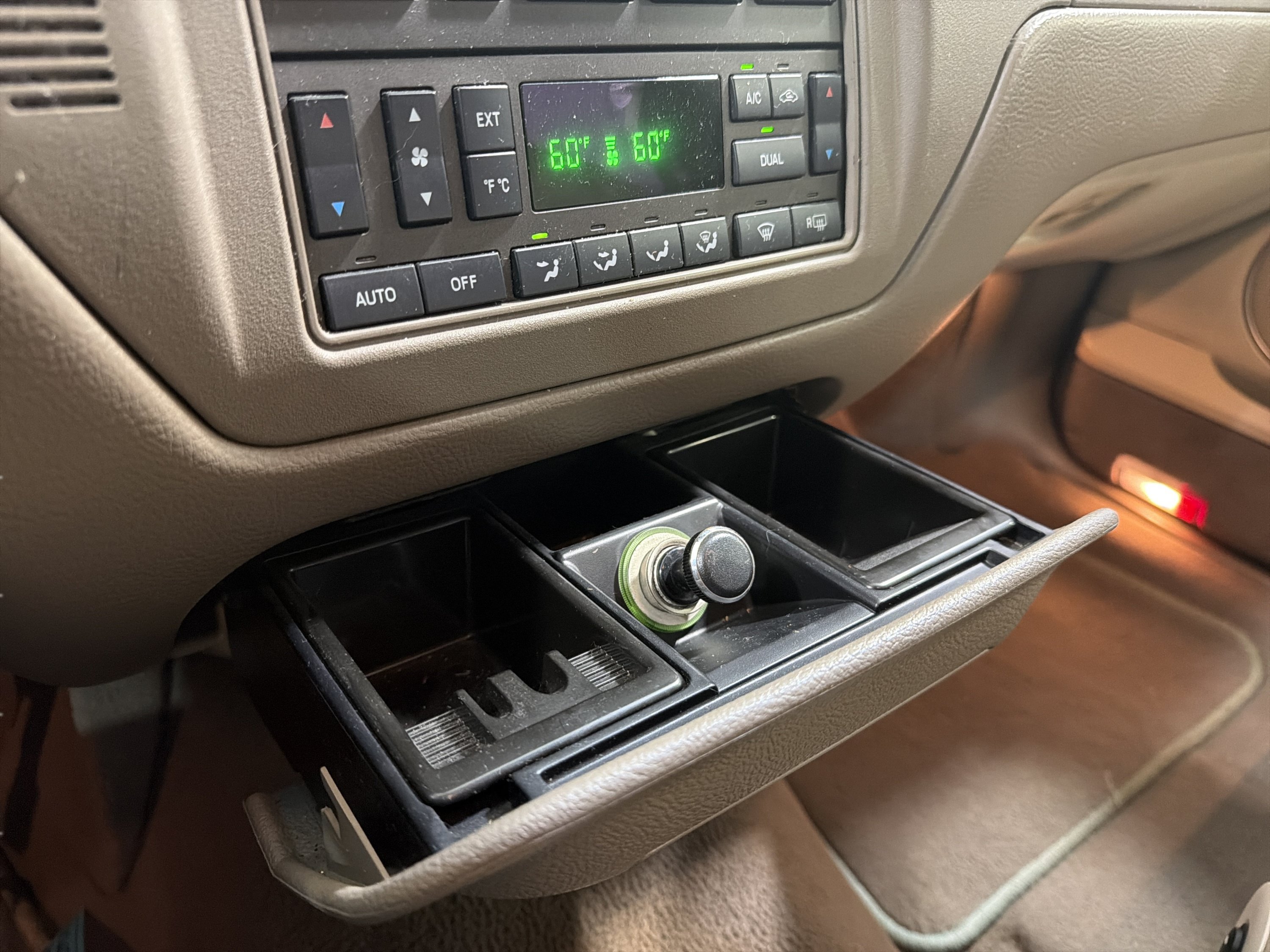 Used 2004 Lincoln Town Car Signature RWD image 17