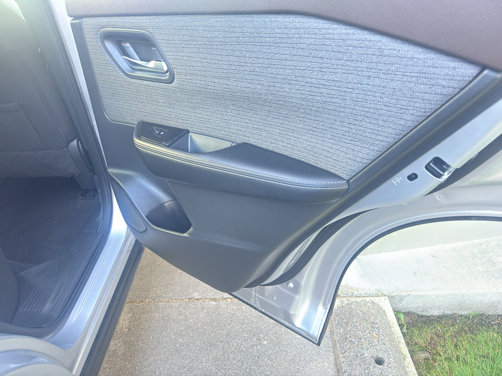 Used 2023 Nissan Rogue SV image 14