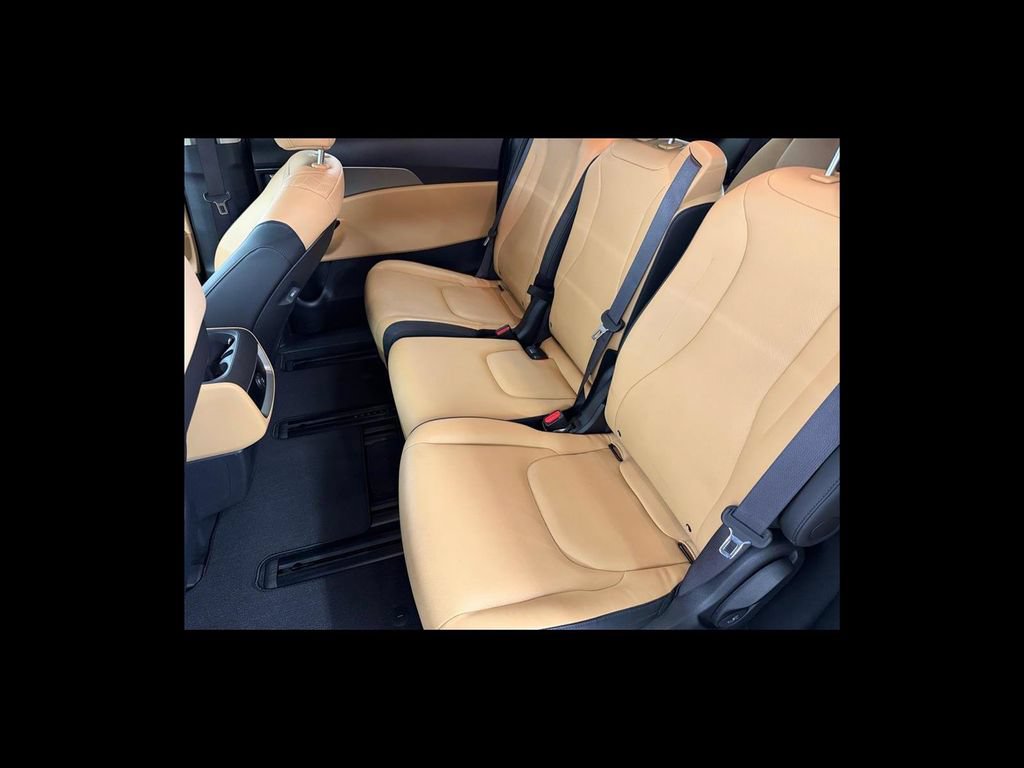 Used 2024 Kia Carnival LX FWD image 17