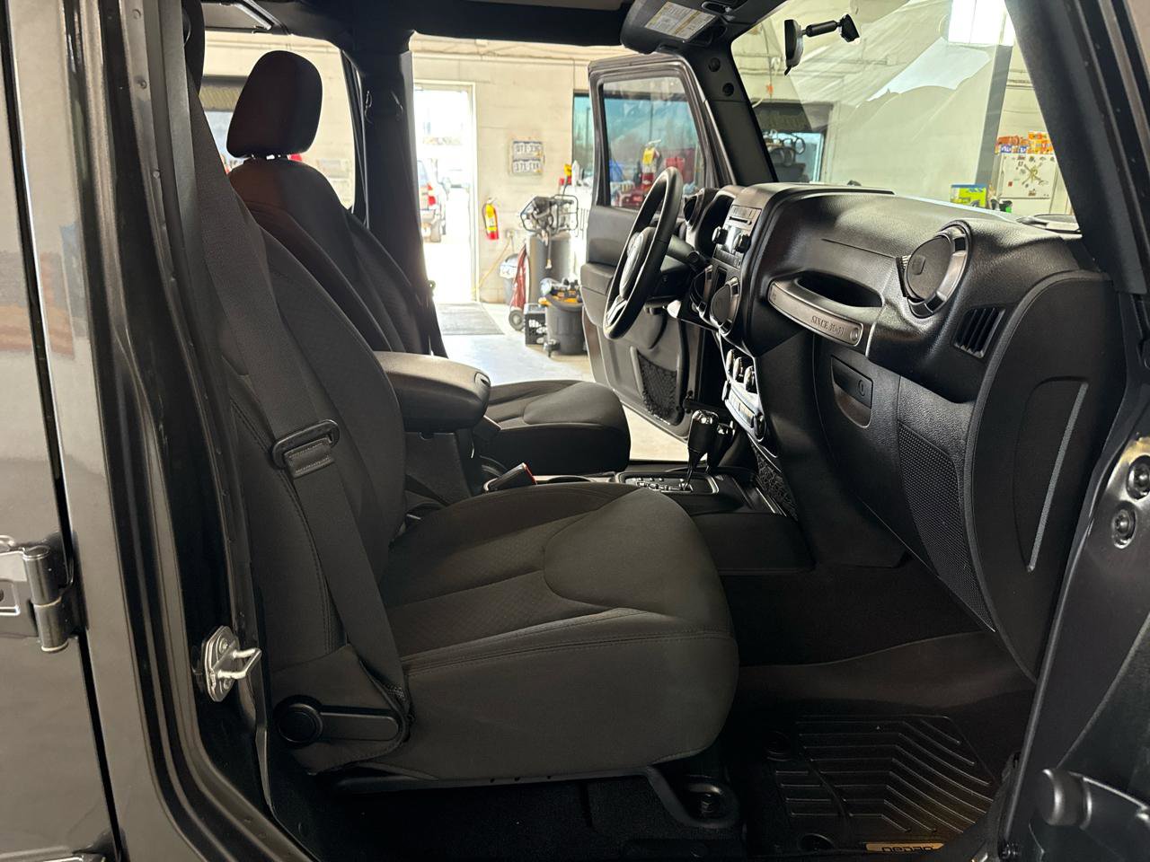 Used 2018 Jeep Wrangler Unlimited Sport w/ Connectivity Group image 80