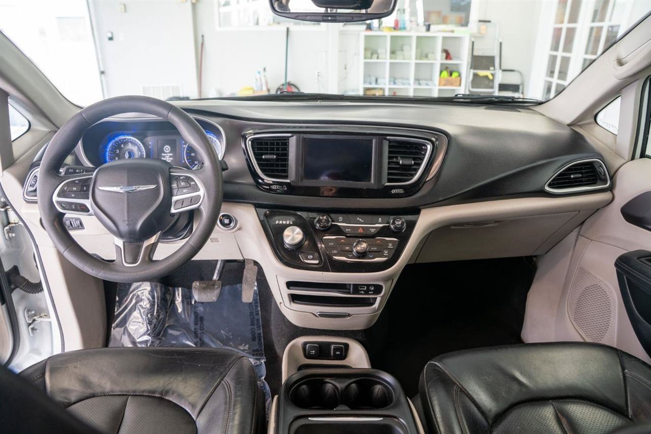 Used 2020 Chrysler Pacifica Touring-L FWD image 14