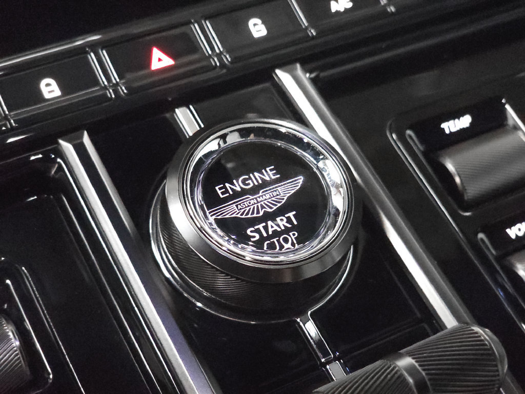Used 2025 Aston Martin V8 Vantage Coupe RWD image 19