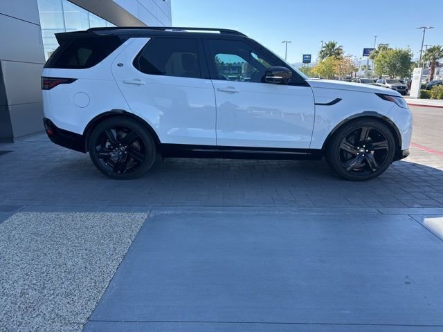 Used 2025 Land Rover Discovery Dynamic SE image 4