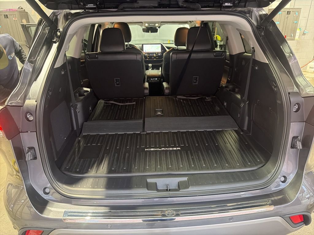 Used 2024 Toyota Highlander Platinum image 22