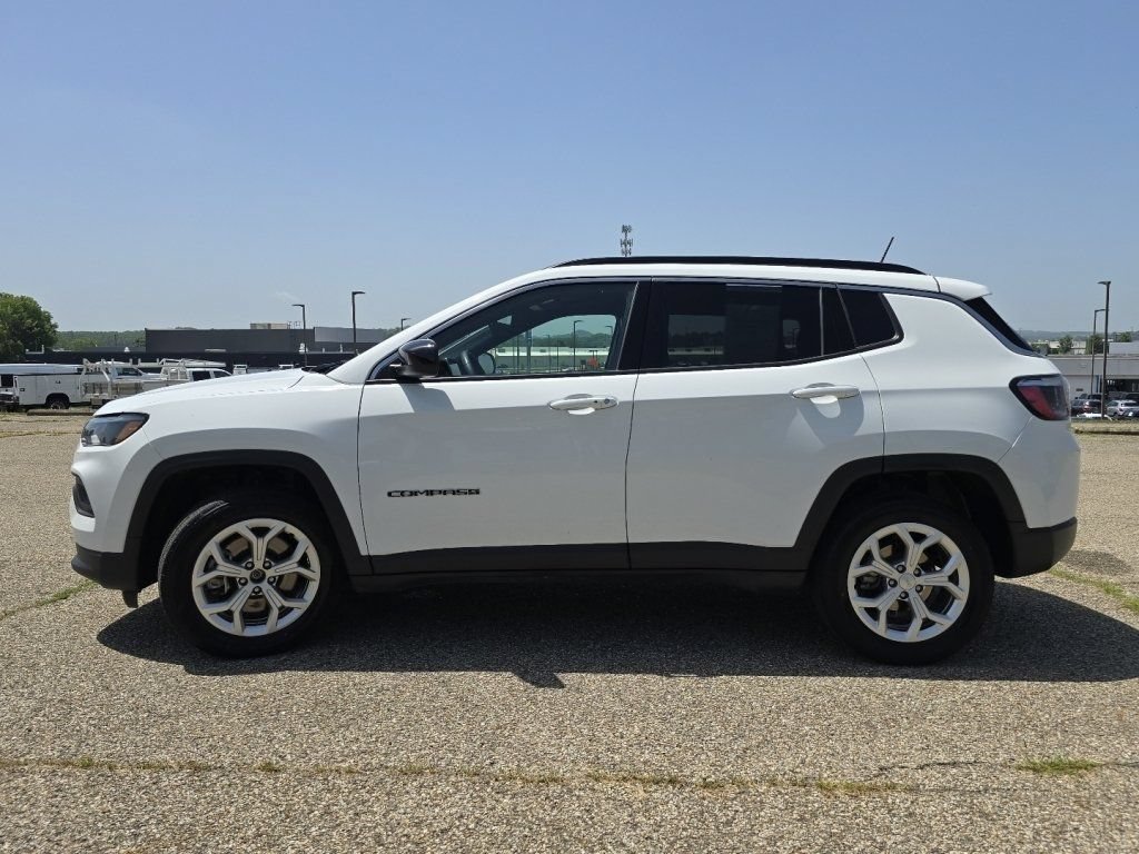 Used 2024 Jeep Compass Latitude AWD/4WD image 12