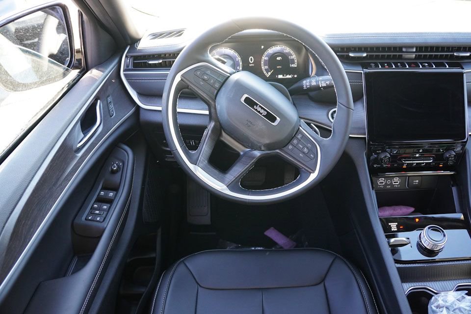 New 2025 Jeep Grand Cherokee L Limited w/ Trailer Tow Package image 14