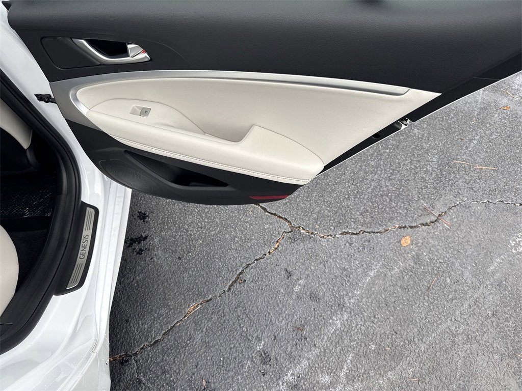 Used 2025 Genesis G70 2.5T image 16