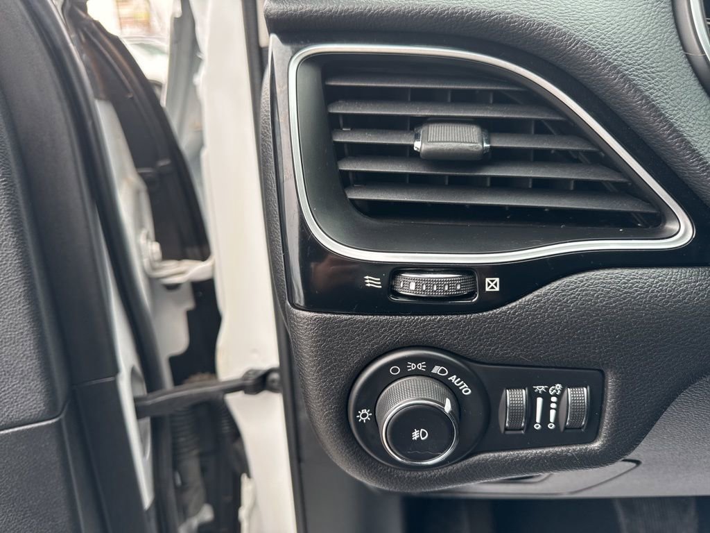 Used 2019 Jeep Cherokee Latitude Plus image 12