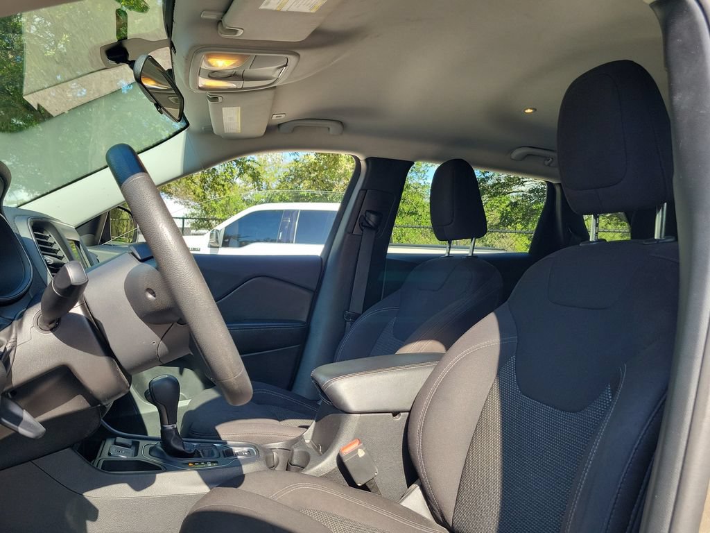Used 2019 Jeep Cherokee Latitude w/ Popular Appearance Group FWD image 15